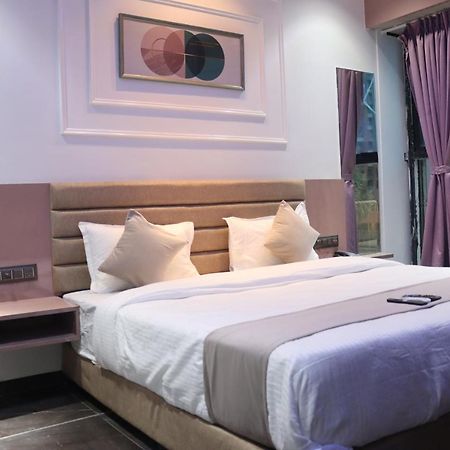 Hotel Czar Inn Surate Extérieur photo
