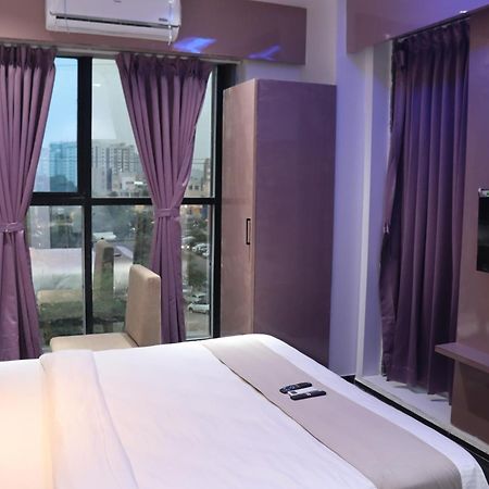 Hotel Czar Inn Surate Extérieur photo