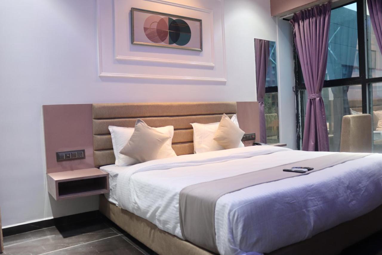 Hotel Czar Inn Surate Extérieur photo