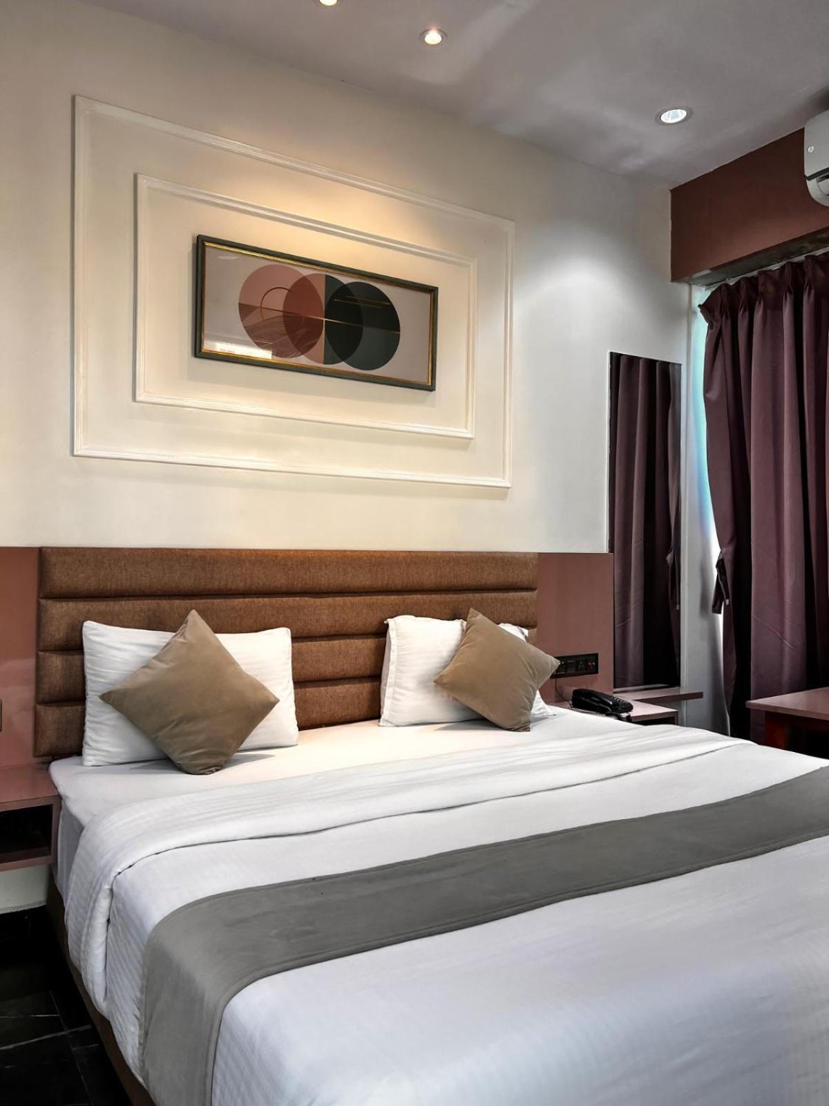 Hotel Czar Inn Surate Extérieur photo