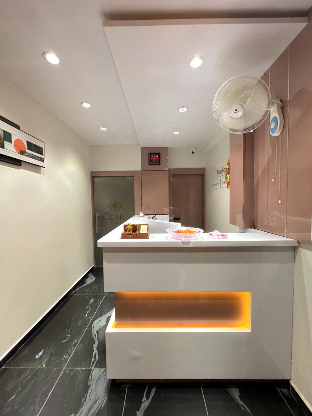 Hotel Czar Inn Surate Extérieur photo